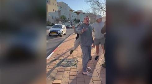 שכניו של השר לוין השליכו ביצים על מפגינים - ופצעו שניים