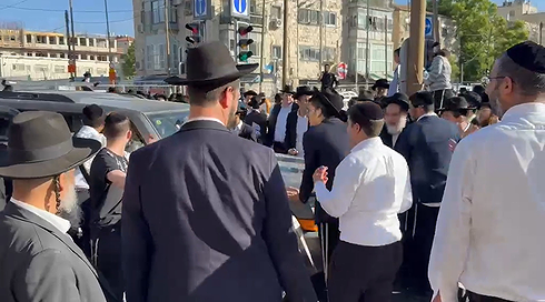 במהלך הפגנות נגד הגיוס: חרדים חסמו את כביש 4 וכבישים בירושלים