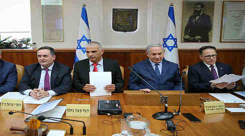 גורמים בקואליציה: "לא בטוח שנתניהו רוצה בחירות בגלל החוק לעקיפת בג"ץ"