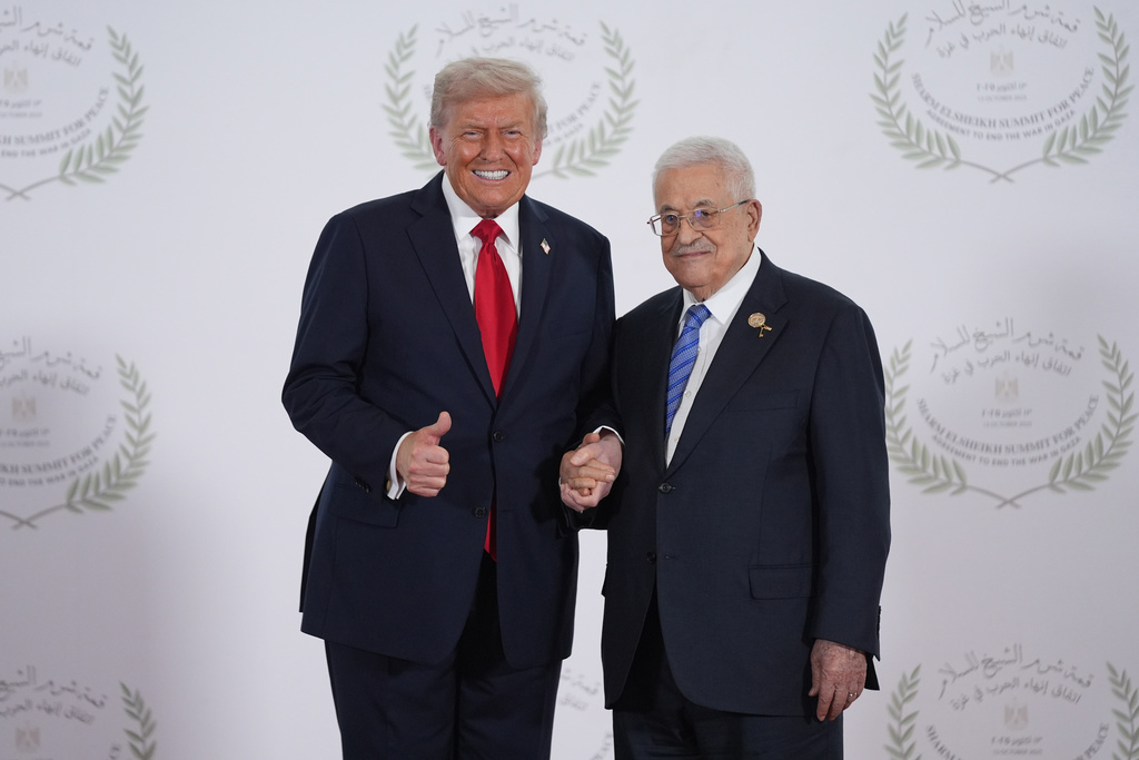 יו"ר הרשות הפלסטינית אבו מאזן עם נשיא ארצות הברית דונלד טראמפ, אוקטובר 2025
