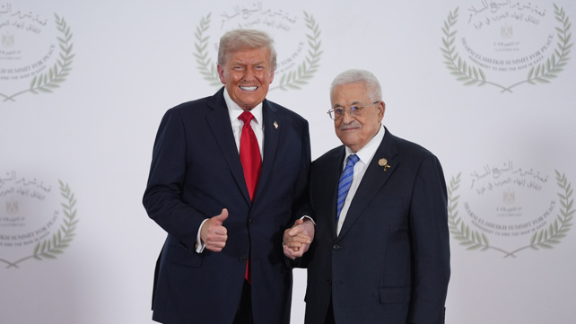יו"ר הרשות הפלסטינית אבו מאזן עם נשיא ארצות הברית דונלד טראמפ, אוקטובר 2025