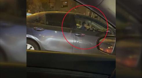 תיעוד: פעוט בן שנתיים בלבד נוהג ברכב עם אימו