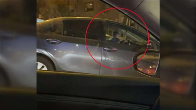 תיעוד: פעוט בן שנתיים בלבד נוהג ברכב עם אימו