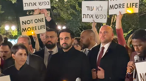 מפגינים תקפו את ממדאני בעצרת לציון הטבח: "תומך ברצח עם"