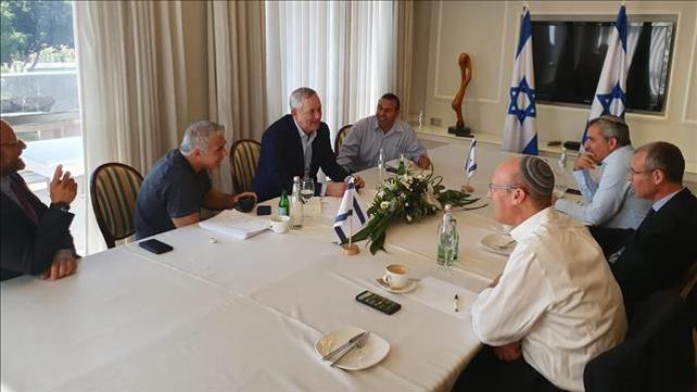 פגישת משא ומתן, ליכוד, כחול לבן, יריב לוין, בני גנץ, יאיר לפיד