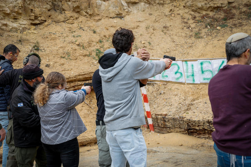 אזרחים באימון נשק אישי בגוש עציון