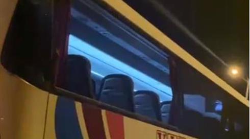בת 9 במצב קשה ובת 5 במצב בינוני לאחר שלפי החשד נפלו מחלון אוטובוס
