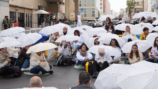 אימהות של חטופים בהפגנה מול שגרירות אצרות הברית