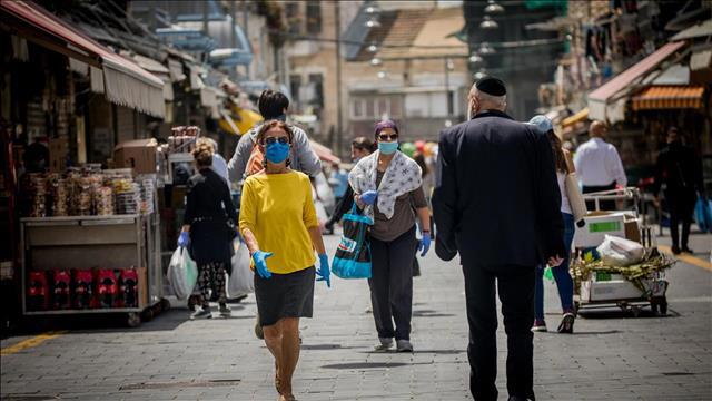 אנשים בשוק מחנה יהודה לאחר ההקלות בהסגר 19.04.20