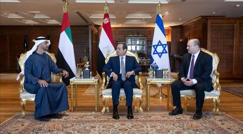 הכול על השולחן: חודשים של עבודה חשאית הולידה פסגה - ותמונה לא שכיחה