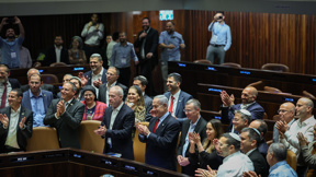 כפיים אחרי אישור תקציב כנסת מליאת הכנסת מליאה ממשלה 2023 2024