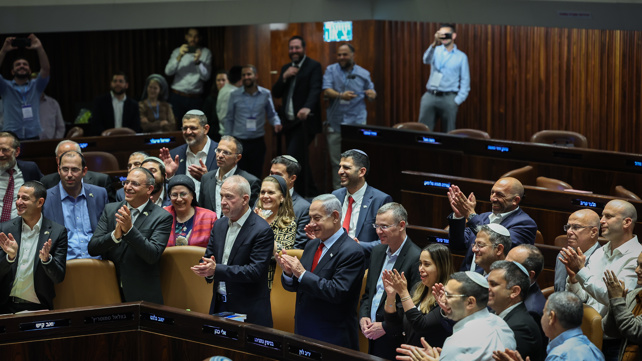 כפיים אחרי אישור תקציב כנסת מליאת הכנסת מליאה ממשלה 2023 2024