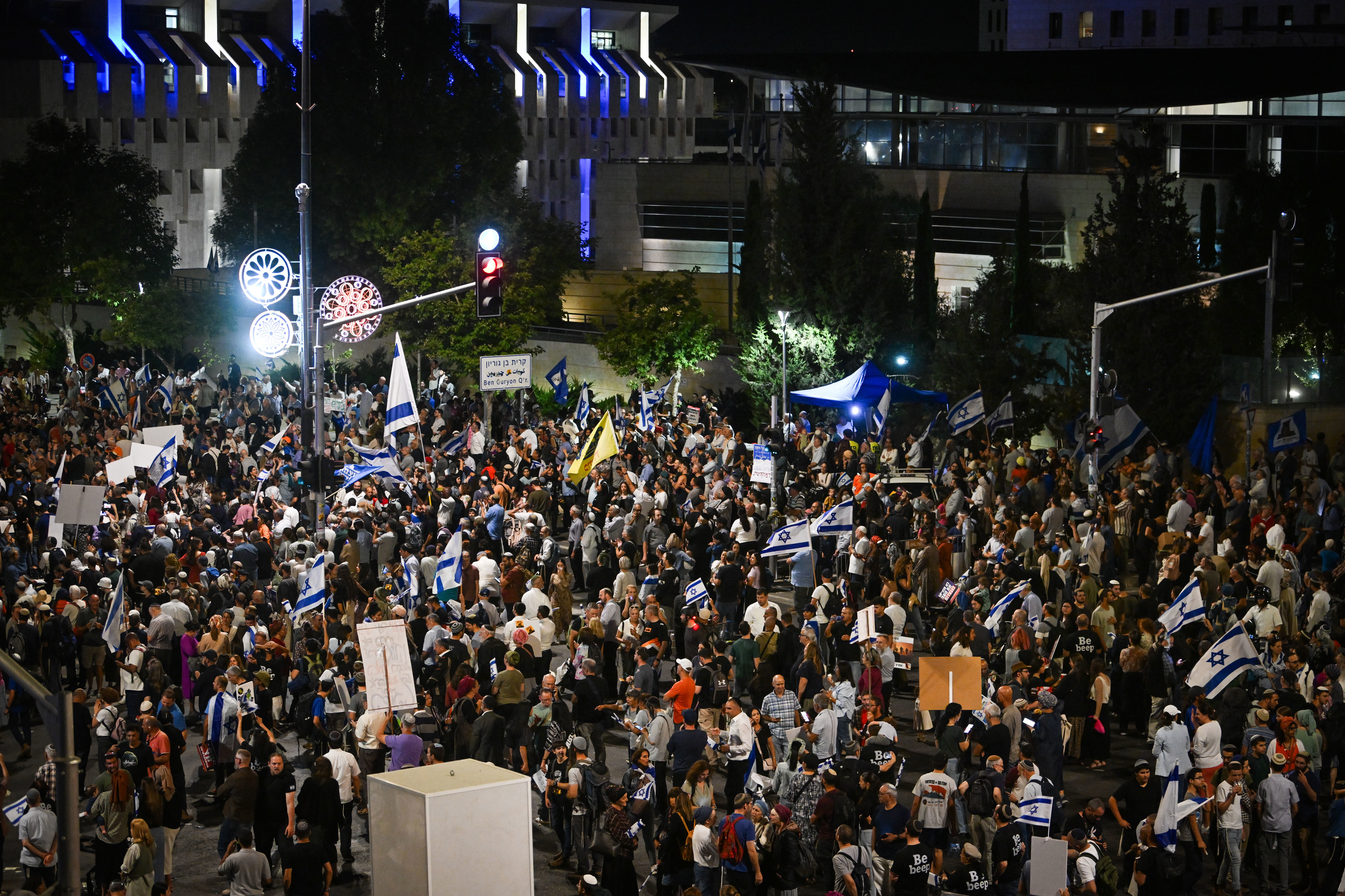 מפגינים למען הממשלה מול בית המשפט העליון בירושלים