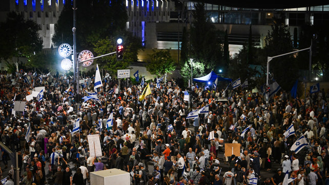 מפגינים למען הממשלה מול בית המשפט העליון בירושלים