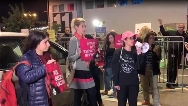 הפגנה מחוץ להופעה של לואי סי קיי