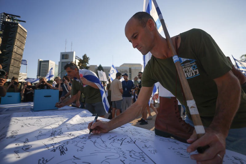 סא"ל במיל' רון שרף, ממובילי "אחים לנשק"