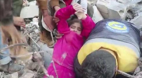 "בבקשה, תוציא אותי מכאן": בת 9 חולצה מהריסות בניין בסוריה