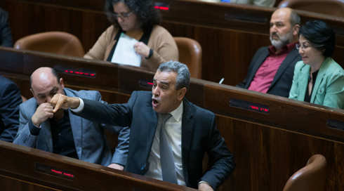 אושר בכנסת: שכר המחבלים יקוזז מהמיסים לרשות הפלסטינית
