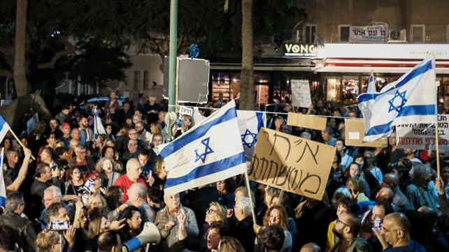 מפגינים בשדרות רוטשילד, הערב
