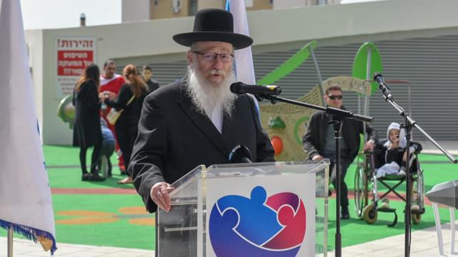 יעקב ליצמן חונך מחלקת ילדים ממוגנת בברזילי