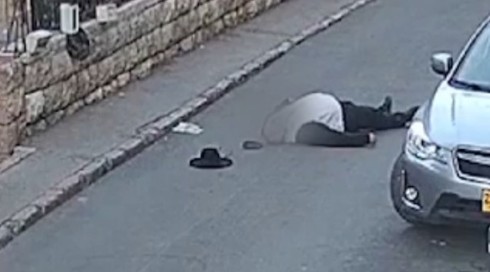 יוצא מהרכב - ודוחף בחוזקה את הקשיש שאושפז בביה"ח | תיעוד תקיפה חמורה בירושלים