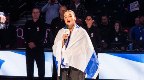 עם דמעות בעיניים: נועה קירל ביצעה את "התקווה" בניו יורק
