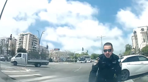 "לא עלה בדעתי בכלל שהנהגת יכולה לפתע לנסוע עליי": השוטר שנדרס באשקלון בריאיון