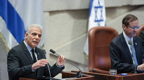 חרף טענותיו: לפיד פגש בכירים קטרים ללא משפחות חטופים, ושיבח את התנהלותם מול חמאס