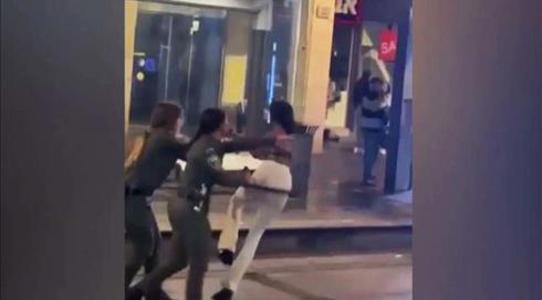 תיעוד: שוטרים מכים צעירים יוצאי אתיופיה בירושלים
