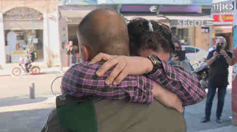 אחרי 26 שנים: פגישה בין המחנך לבין הלוחם שהציל את חייו בפיגוע