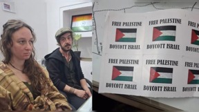 הבריטים שגורשו מלונדון עם הכרזות שתלו
