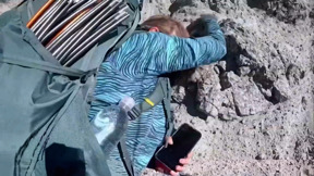 נאחזה באצבעותיה בצוק - וחולצה ברגע האחרון: החילוץ הדרמטי בקליפורניה
