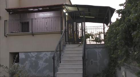 על אף שהחקירה נמשכת: חשוד בניסיון רצח של גרושתו שוחרר - וחזר לגור קומה מתחתיה