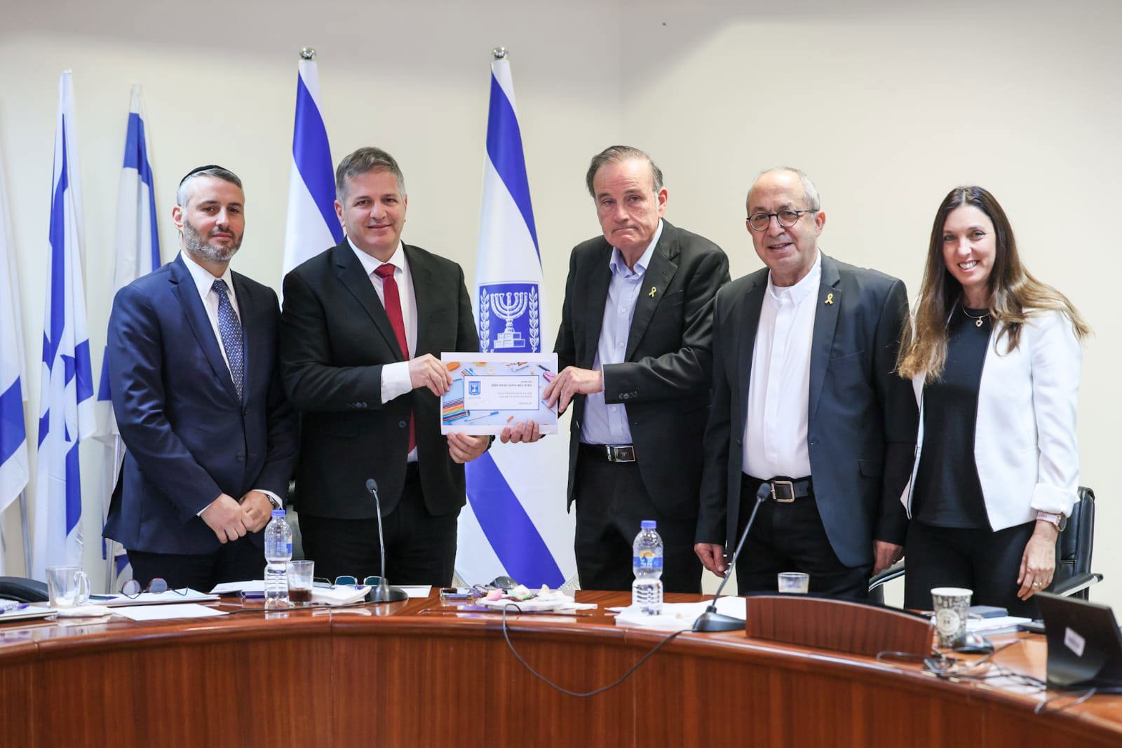 חברי הוועדה מגישים את ההמלצות לקיש