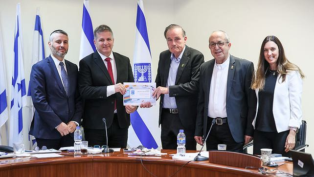 חברי הוועדה מגישים את ההמלצות לקיש
