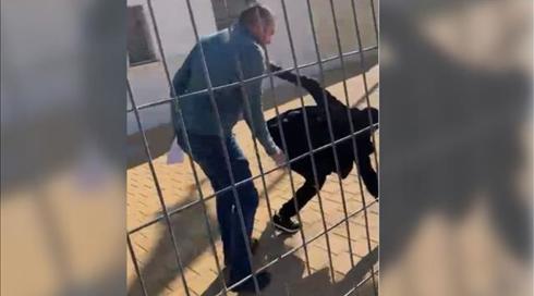 "בריונות משטרה - במשטרים אפלים": שוטר תועד תוקף גבר בערוער