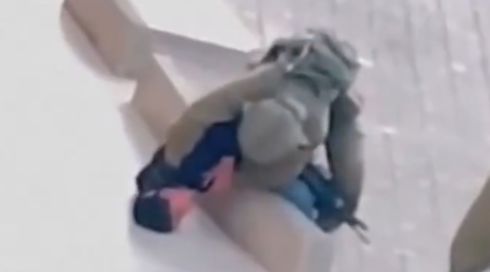 לוחמים תועדו מכים נער פלסטיני - שיידה לעברם אבנים