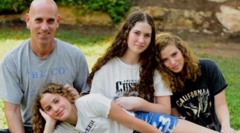 "מנסה לדמיין אותן גדלות": גיל סיפר באומץ על הפרידה מבנותיו, היום הוא הלך לעולמו