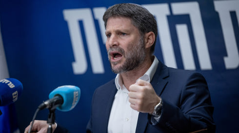 תעמולת בחירות אסורה? סמוטריץ' פרסם מודעות עם סמל המדינה שמפנות לאתר פרטי