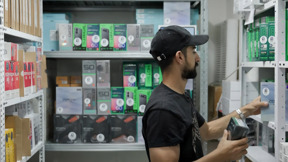 כורסאות ומקררים ליד מדפי השימורים:  הסופרים התחילו למכור מוצרים חדשים