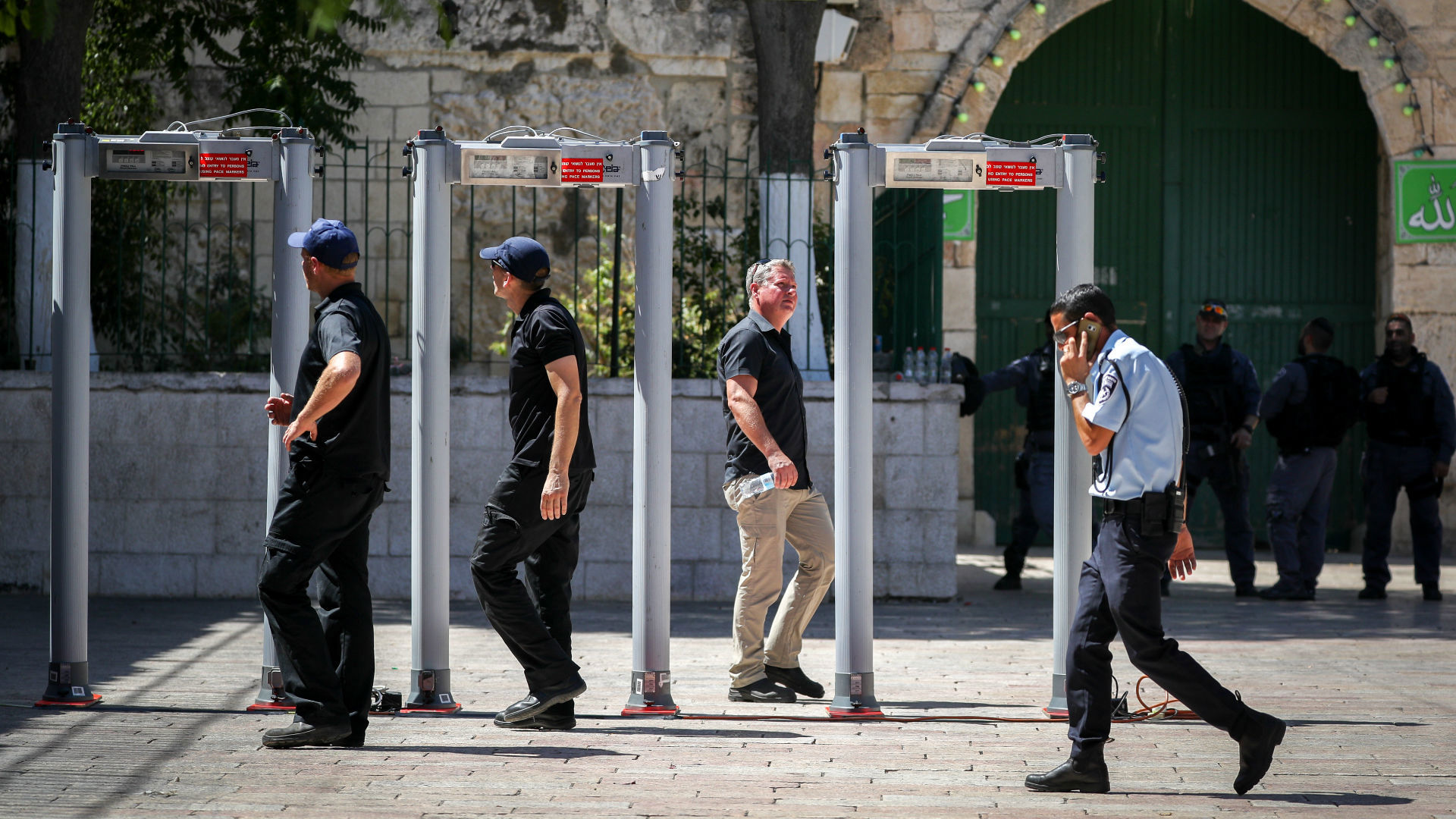 שוטרים בכניסה להר הבית, היום