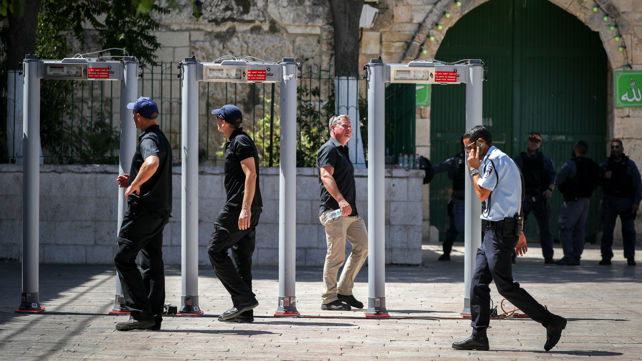 שוטרים בכניסה להר הבית, היום