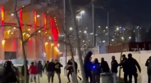 תיעוד: אוהדי הפועל תקפו אוהד בית"ר מחוץ לטדי
