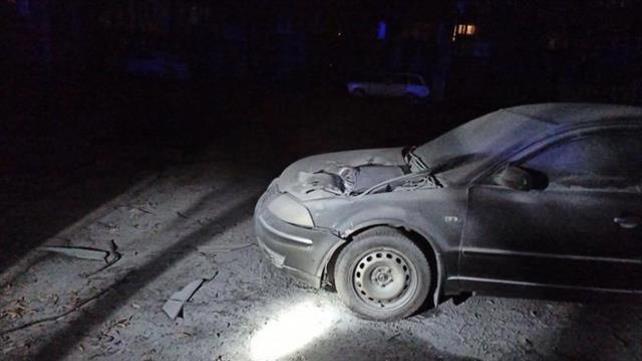 שברי רקטה על רכב בקייב לאחר תקיפה רוסית