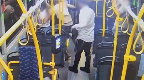 אחז - והכה בראשו: צעיר מואשם שתקף נהג אוטובוס בירושלים