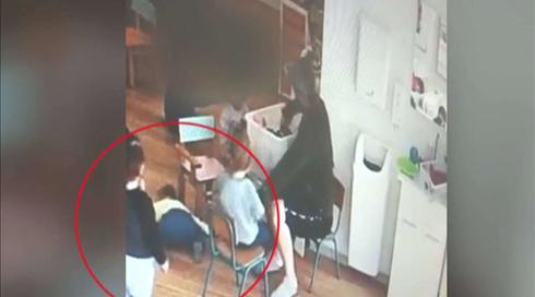 סייעת תועדה מתעללת בפעוטות - ותבעה את המעסיק אחרי שפוטרה