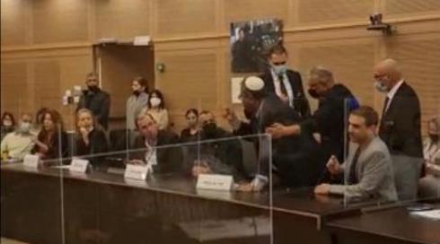 נשכב על הרצפה: ח"כ בן גביר סולק מדיון בכנסת אחרי שהתעמת עם וליד טאהא - וסרב לעזוב