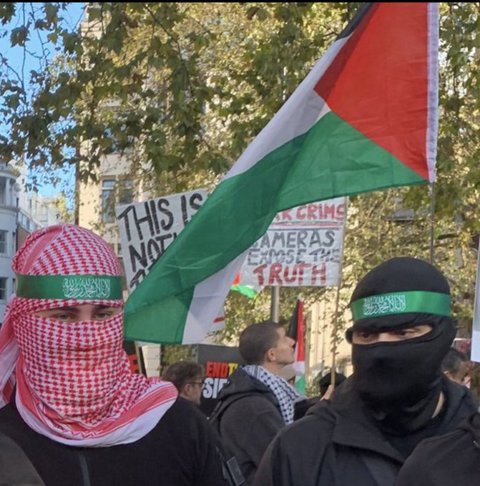 מפגינים עם סמלי חמאס השבת בלונדון, קרדיט: Twitter/@metpoliceuk