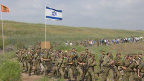 חיילים חונכים את שביל ישראל בצעדת לטרון. 1995