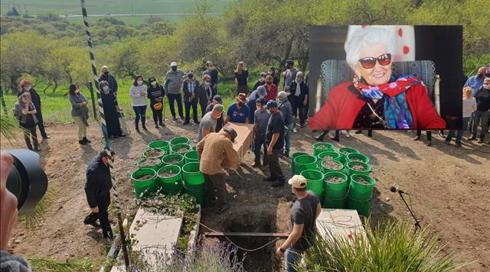 "מסירות ללא תנאי": רות דיין נטמנה לצד שני בניה בנהלל